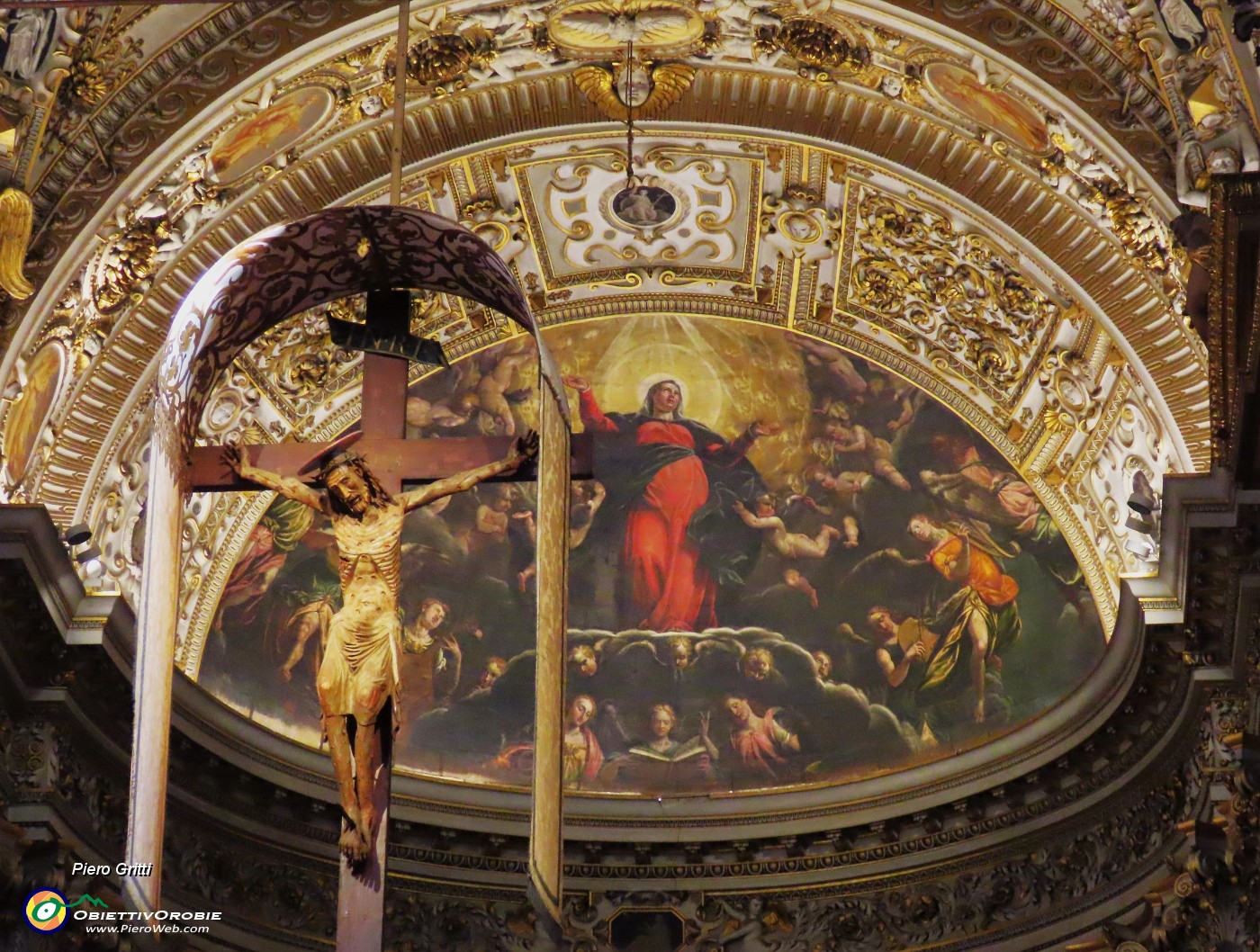 46 Santa Maria Maggiore, Crocefisso e Maria assunta in cielo.JPG